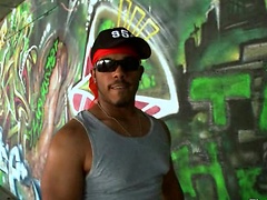 Black muscle hunk gets his cock sucked