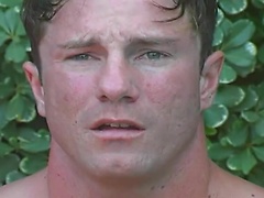 Buff bodybuilder jerks off in garden pool
