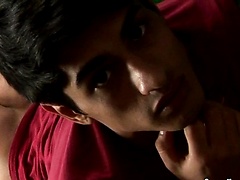 Foxy twink model displays goods on cam